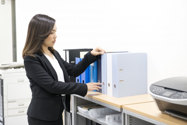 書類整理をする女性