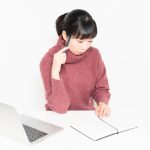 定時後に書く日報、それって残業？知らないと損する“時間外労働”の扱いと対策